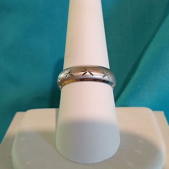 14K White Gold Diamond Cut Band Ring